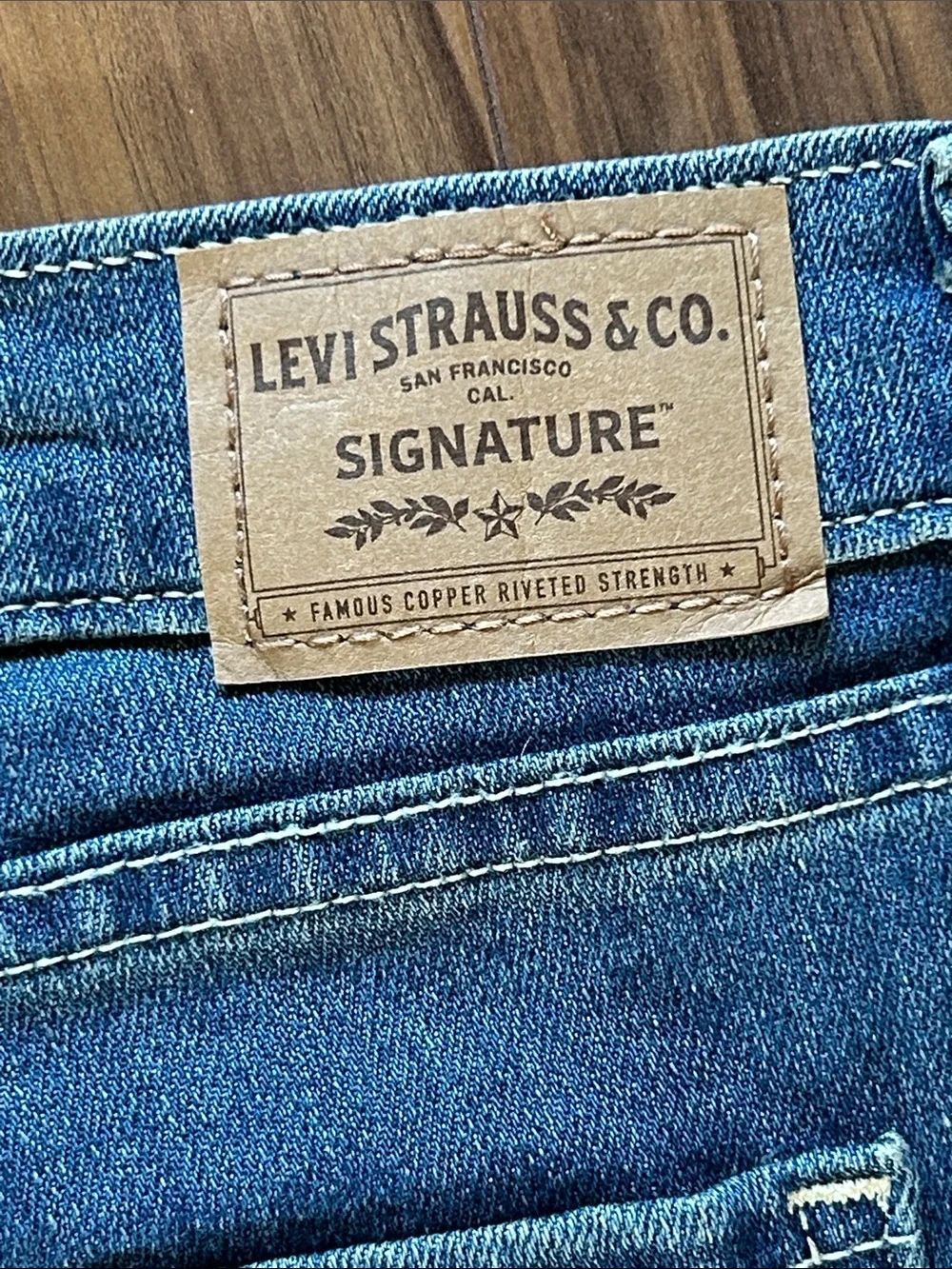 Levi's Signature Mid Rise Straight Jeans - Picture 5 of 8
